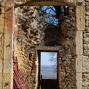 Deux ouvertures de fenêtres dans un château en ruine - France  - collection de photos clin d'oeil, catégorie rues